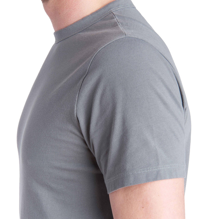 Men wearing Gris azul Classic Crew Driggs Tee