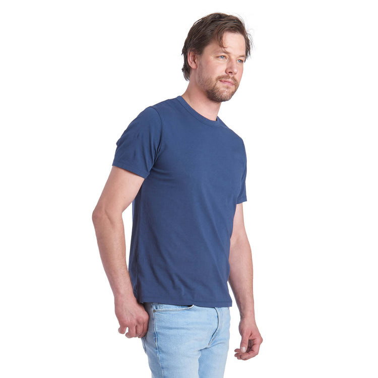 Men wearing Azul grafito Classic Crew Driggs Tee