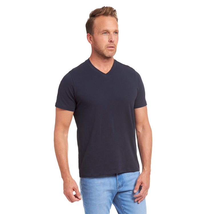 Men wearing Azul marino Classic V-Neck Driggs Tee