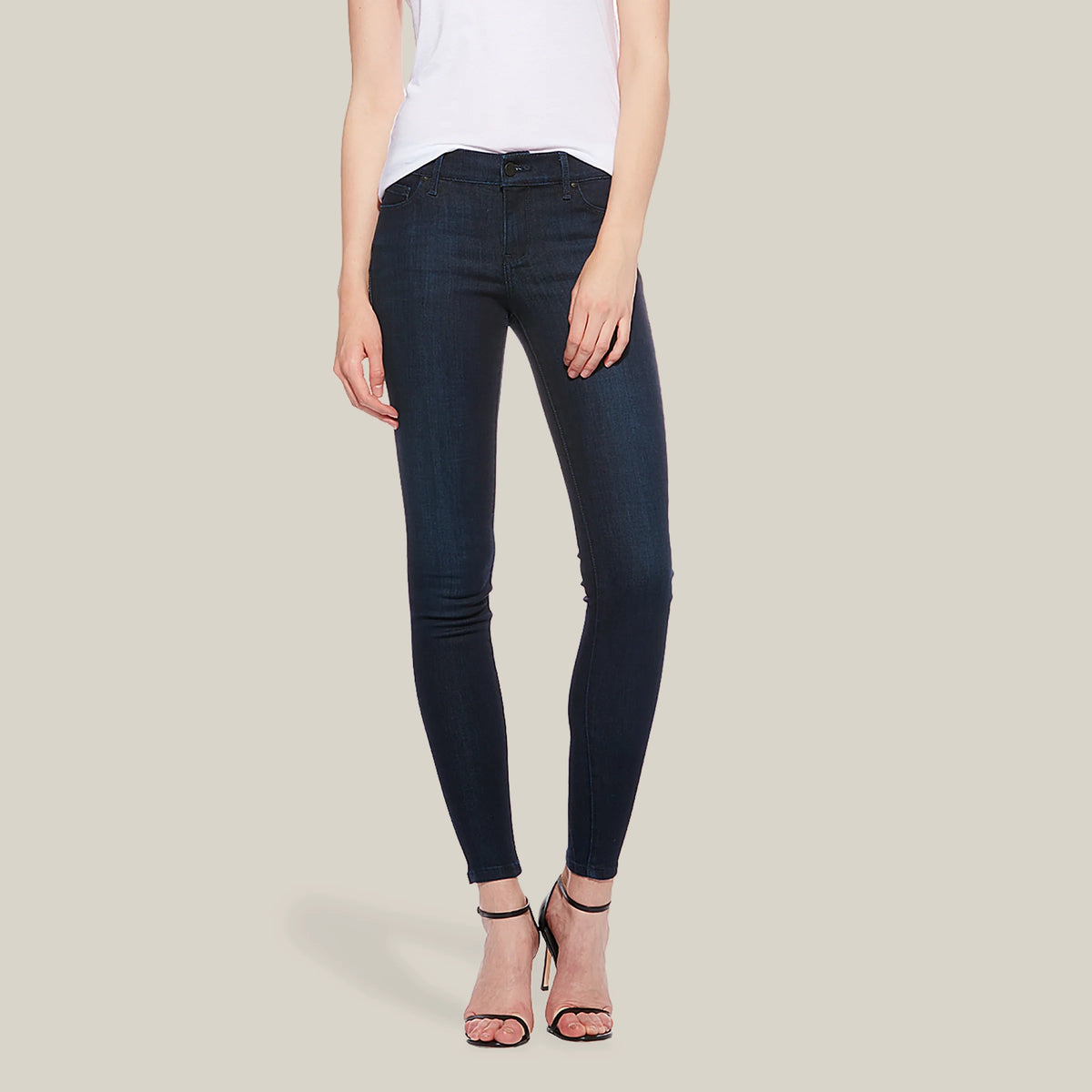 Women wearing Bleu  Médium/Foncé Jane Mid Rise Skinny Jeans