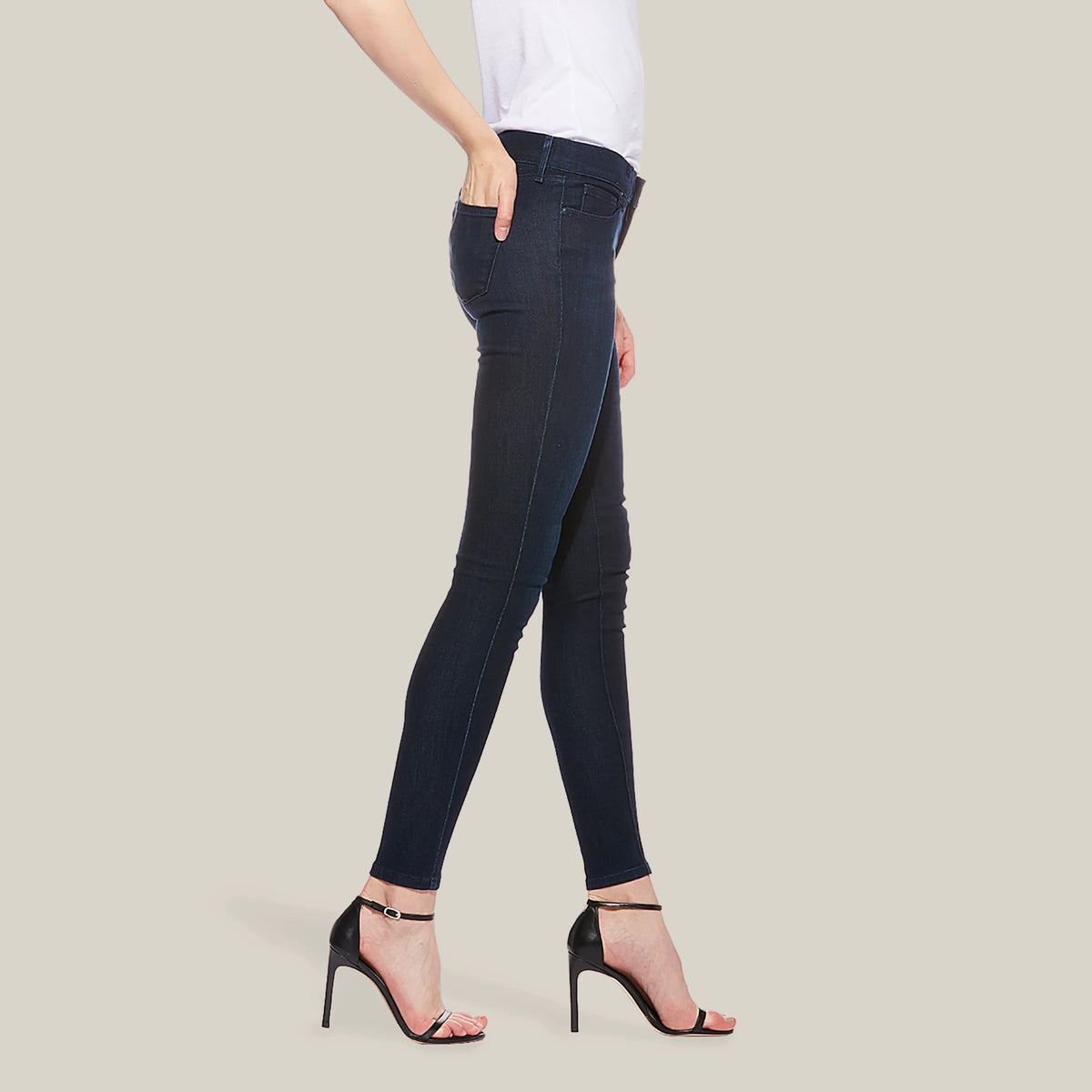 Women wearing Bleu  Médium/Foncé Jane Mid Rise Skinny Jeans
