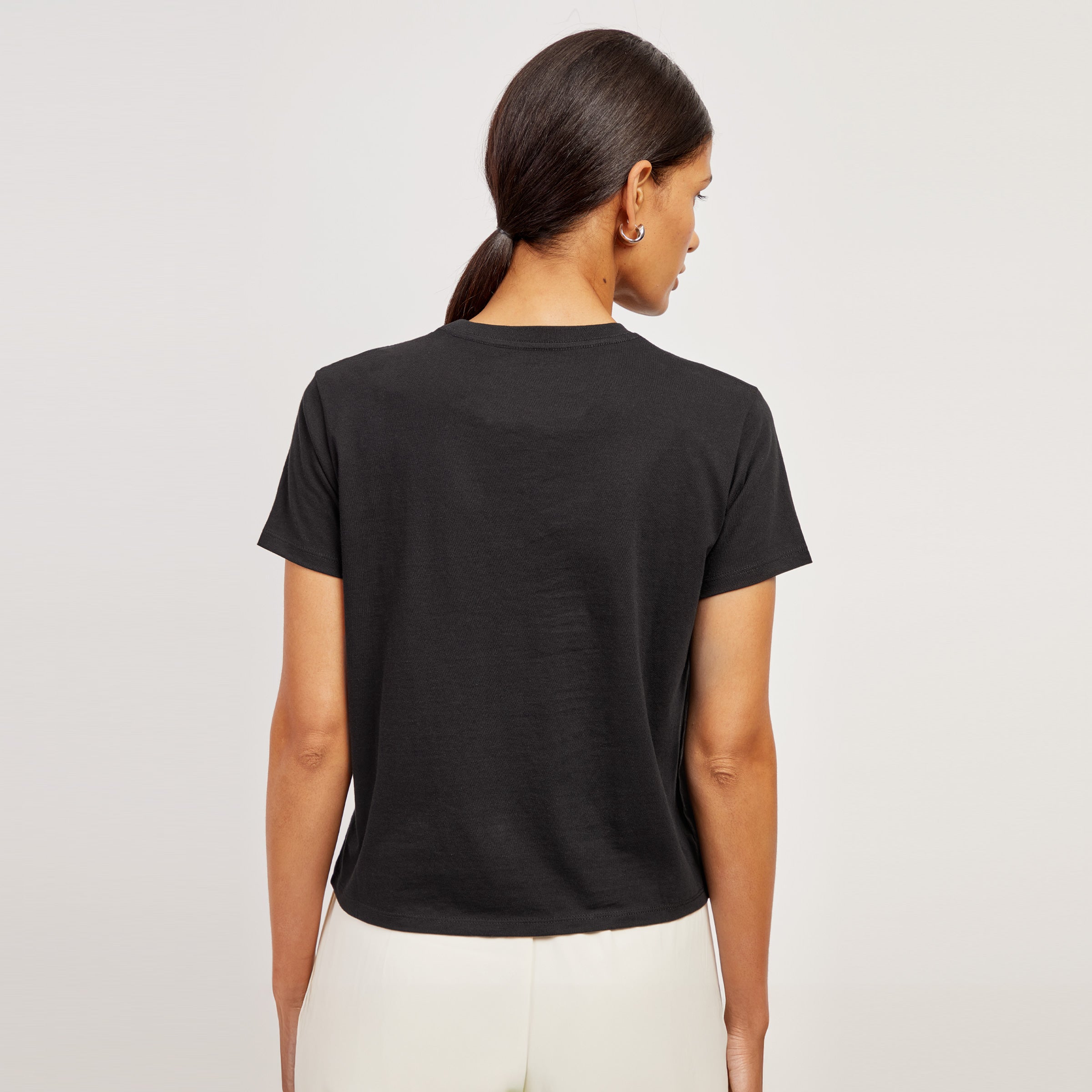 Women wearing Negro Camiseta de algodón de cuello redondo para uso diario