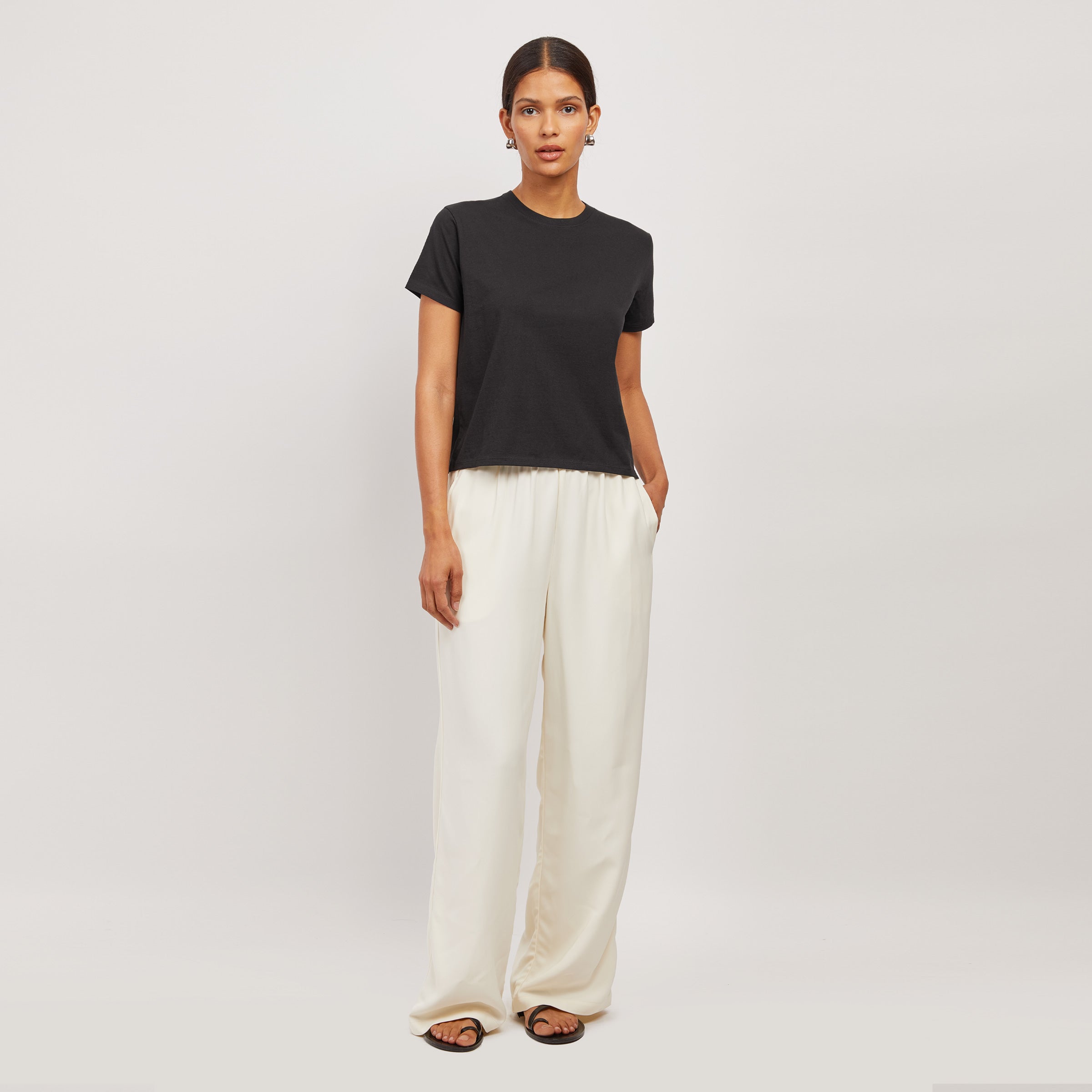 Women wearing Negro Camiseta de algodón de cuello redondo para uso diario