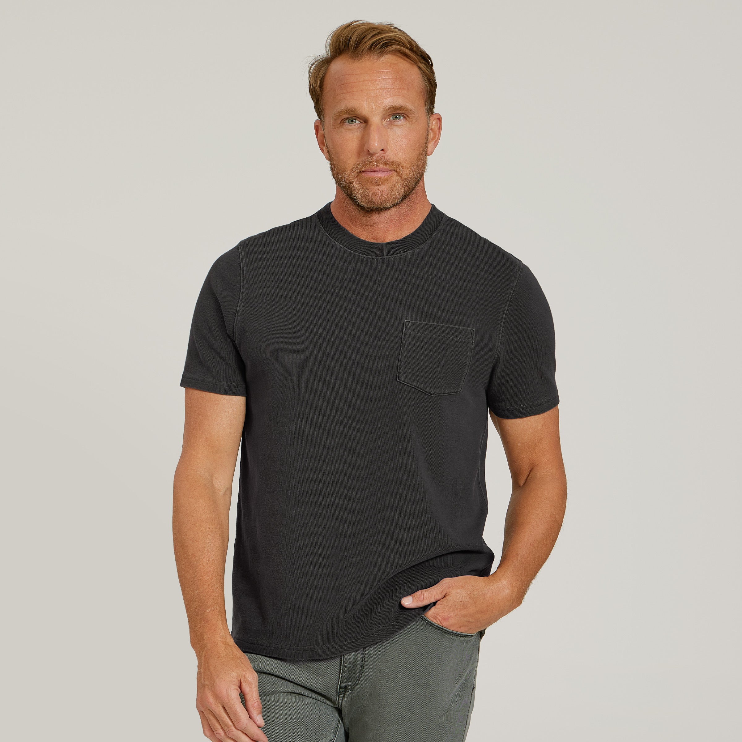 Men wearing Gris oscuro vintage Cotton Jersey One Pocket Tee