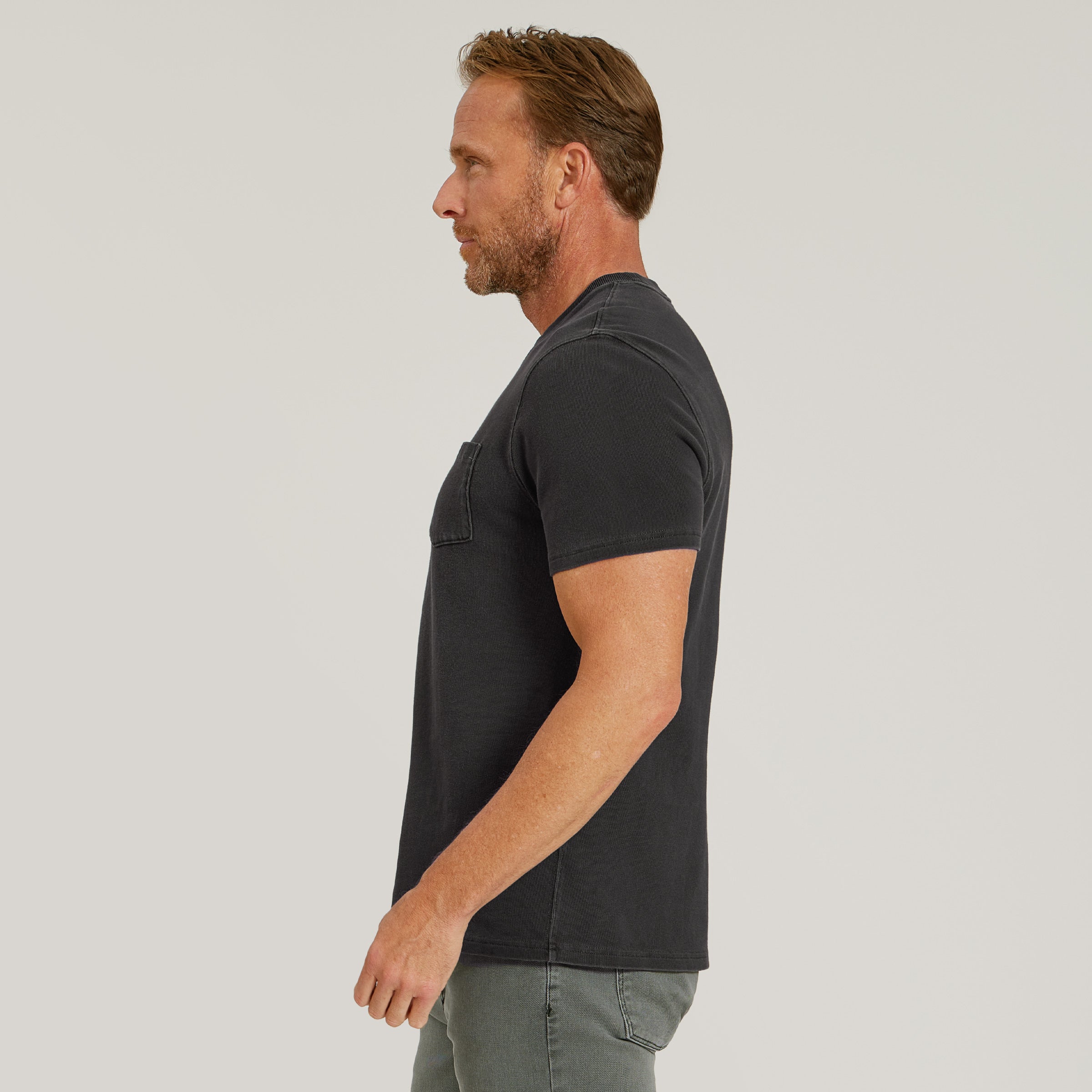 Men wearing Gris oscuro vintage Cotton Jersey One Pocket Tee