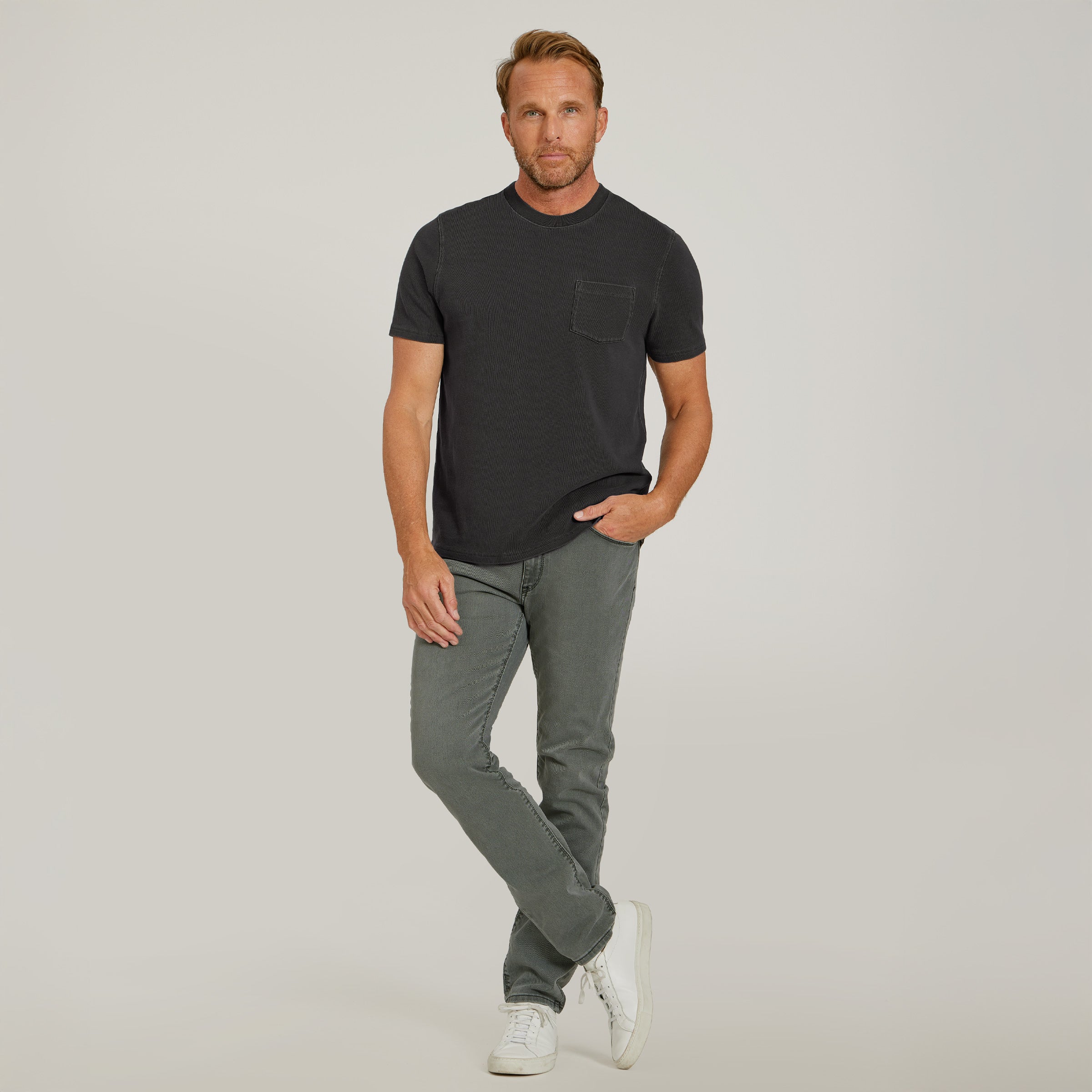Men wearing Gris oscuro vintage Cotton Jersey One Pocket Tee