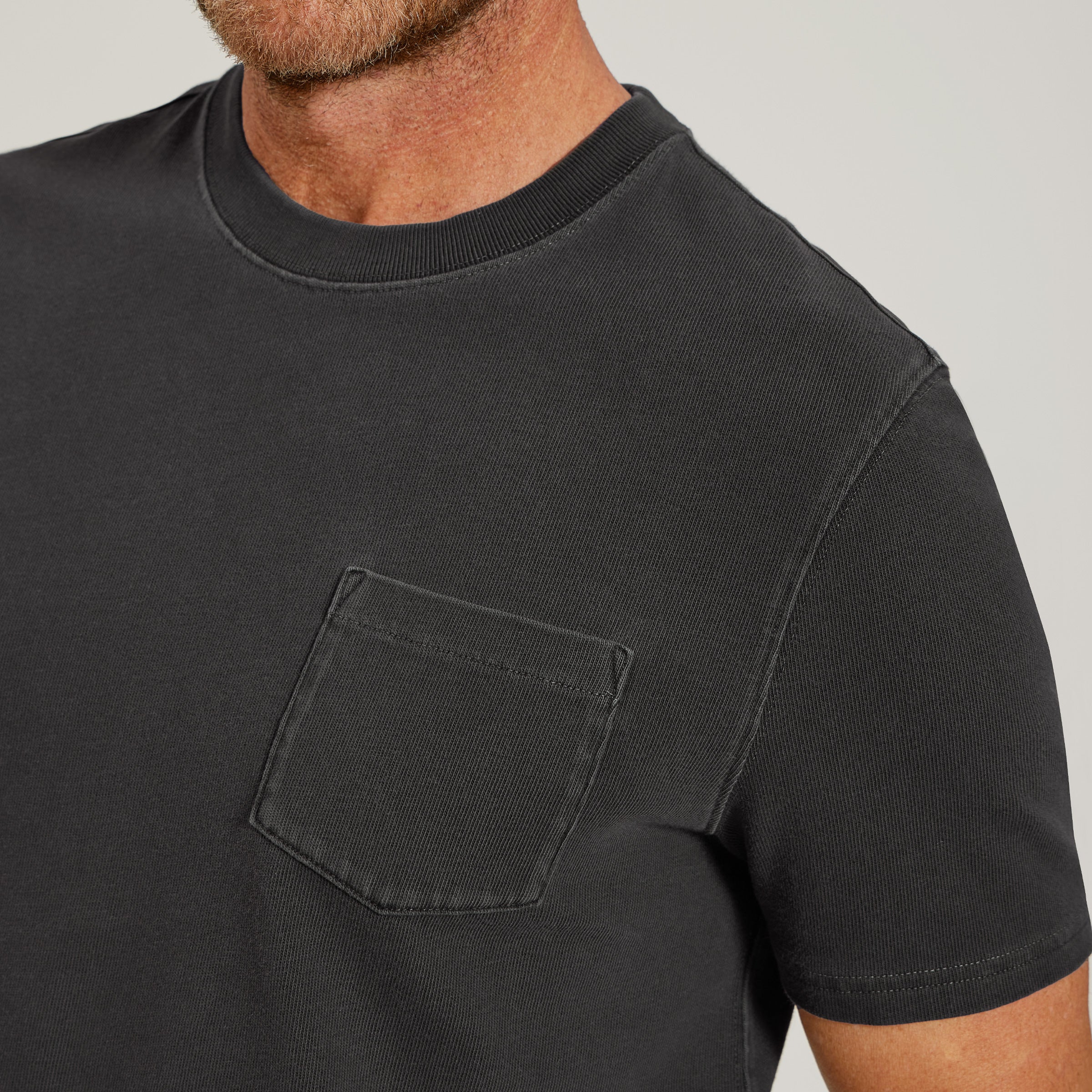Men wearing Gris oscuro vintage Cotton Jersey One Pocket Tee