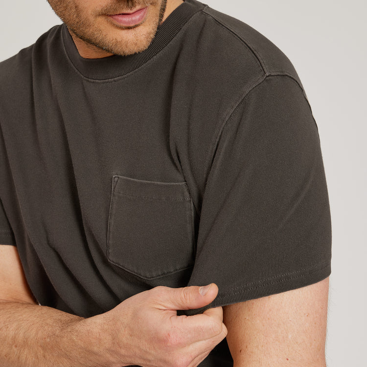 Men wearing Musgo oscuro vintage Cotton Jersey One Pocket Tee