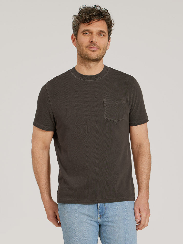 Men wearing Musgo oscuro vintage Cotton Jersey One Pocket Tee