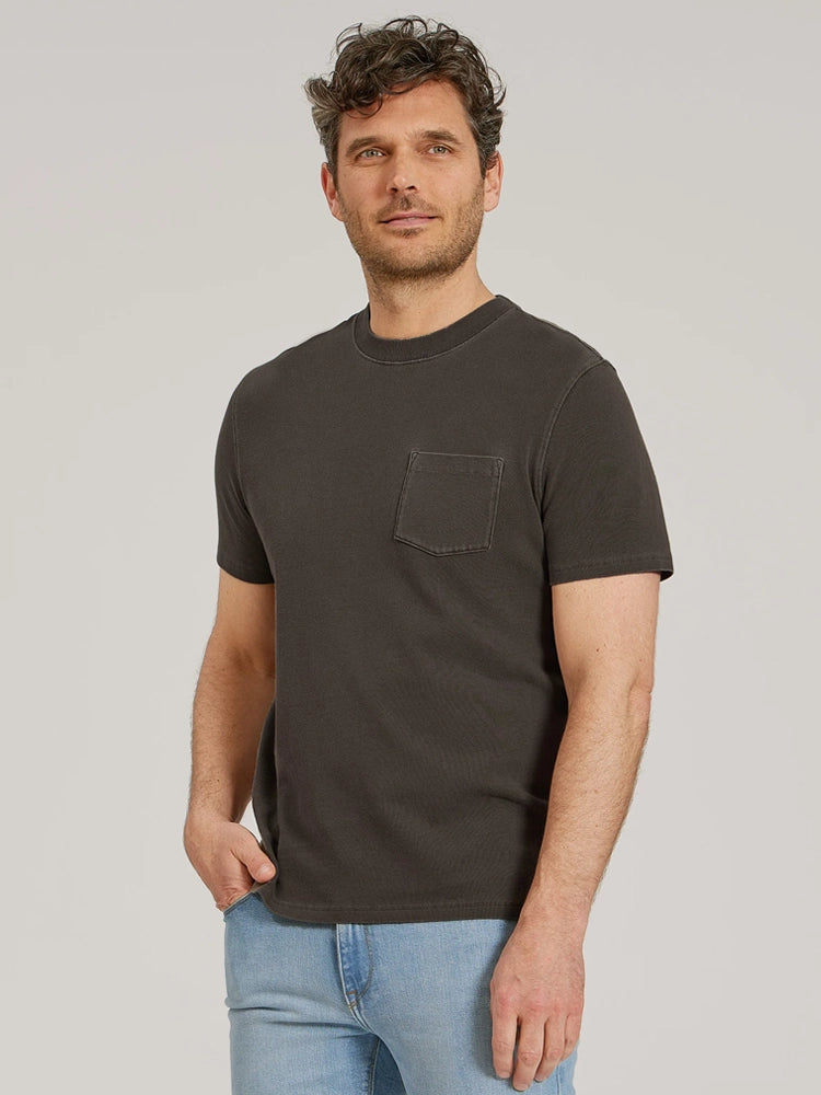 Men wearing Musgo oscuro vintage Cotton Jersey One Pocket Tee