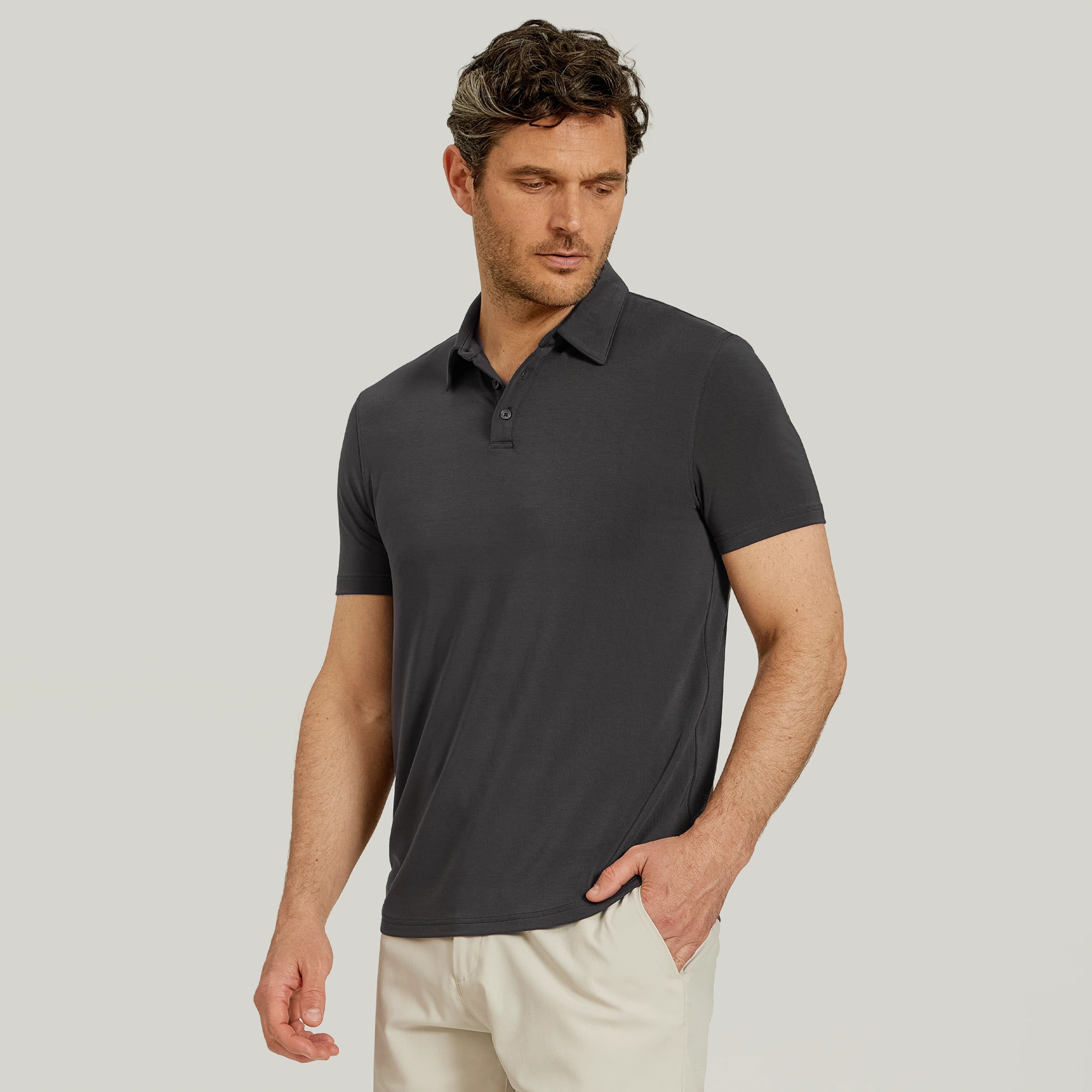 Men wearing Gris oscuro Luxe Performance Polo
