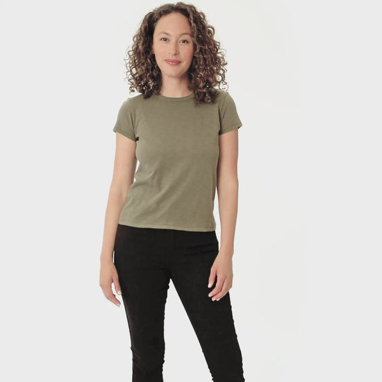 Women wearing Verde militar Classic Crew Slub Tee