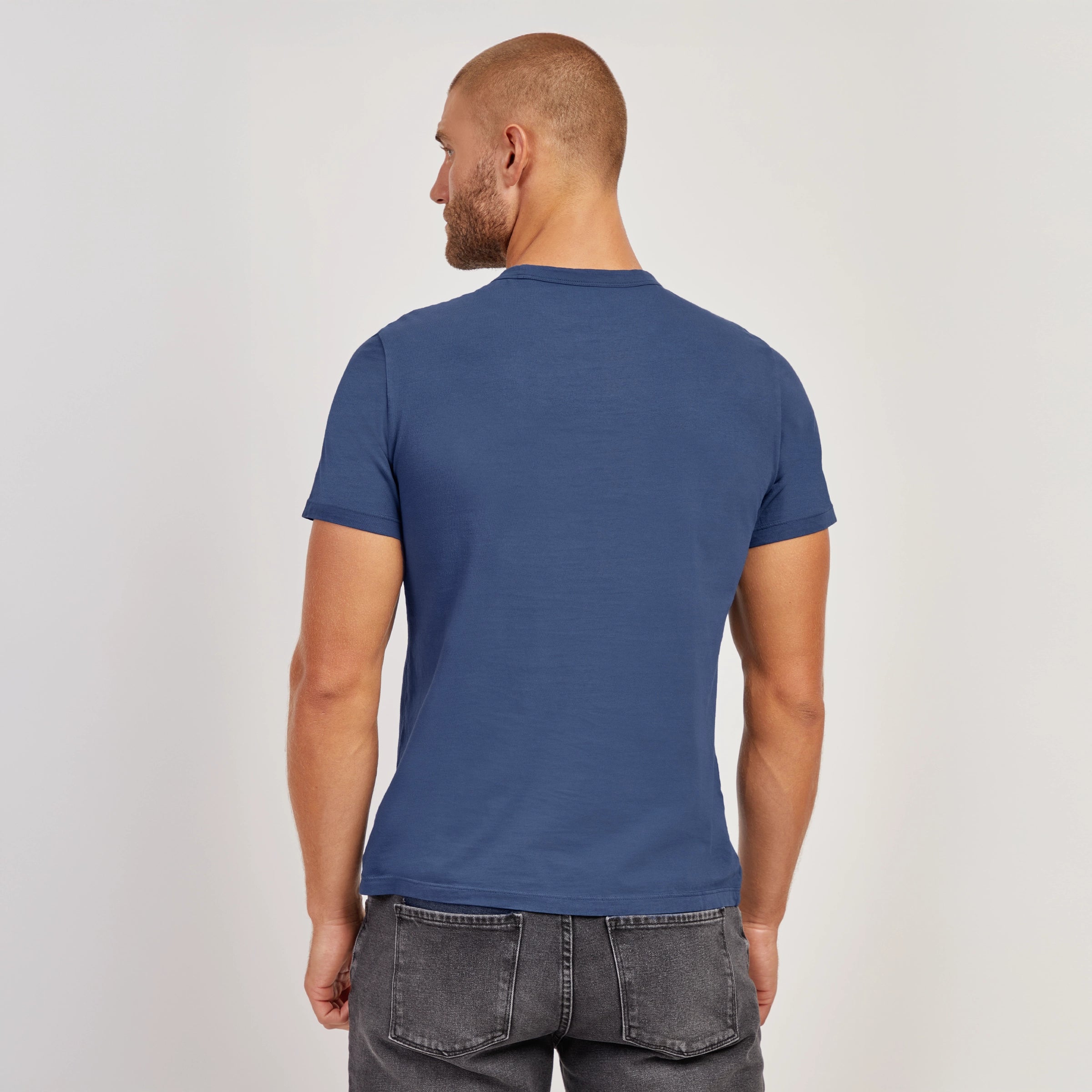 Men wearing Azul grafito Classic Crew Driggs Tee