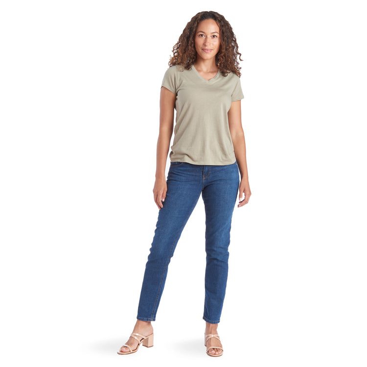 Women wearing Bleu  Médium/Foncé Mid Rise Slim Straight Charlton Jeans