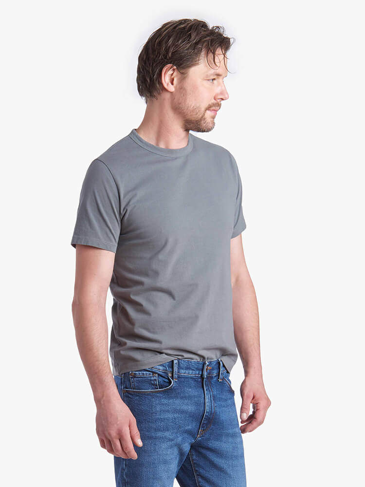 Men wearing Gris azul Classic Crew Driggs Tee