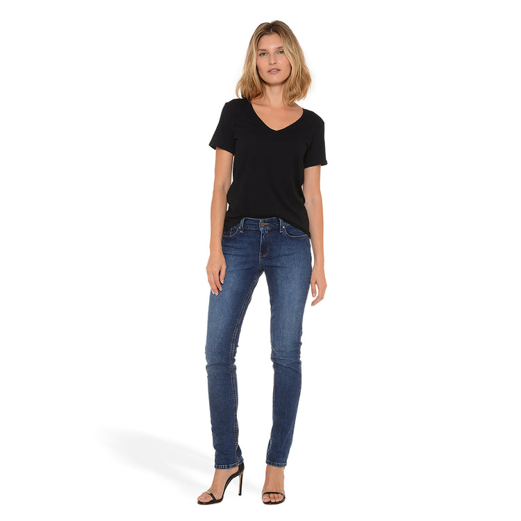 Women wearing Bleu  Médium/Foncé Mid Rise Slim Straight Ridge Jeans