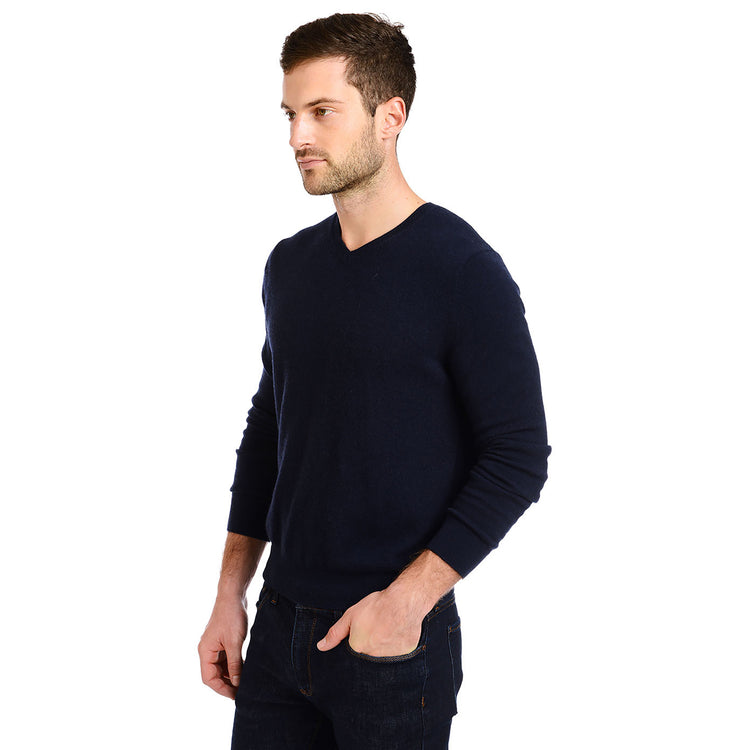 Men wearing Navy Classic Cashmere V-Neck Bergen Sweater